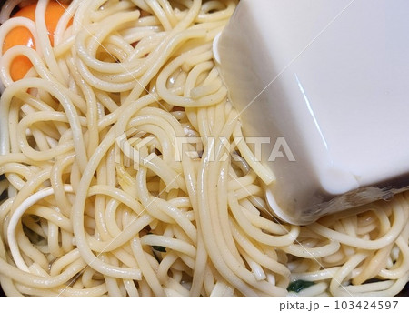 レンチンした冷凍スパゲティに、卵と絹豆腐。 103424597