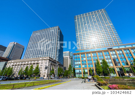 日本の東京都市景観　日比谷駅（有楽町駅・二重橋前駅）や「馬場先門」交差点前のビル群を望む＝5月17日 103424662