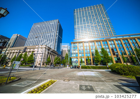 日本の東京都市景観 自転車と歩行者との共存…「馬場先門」交差点前のビル群を望む＝5月17日 103425277