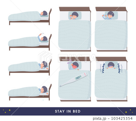 ベッドにこもるTシャツマッシュヘア女性のセット 103425354