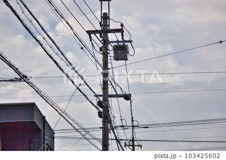 生活に欠かせない電力を供給する電柱と電線 103425602