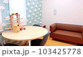 小児科の心理室のテーブルとソファ 103425778