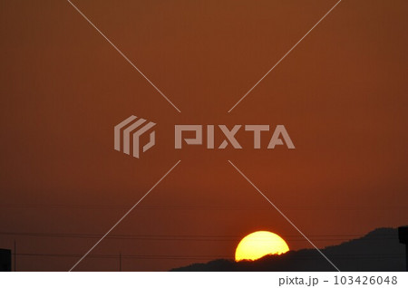 夕焼けの空と沈む夕日 夕焼けの空と沈む夕日 103426048
