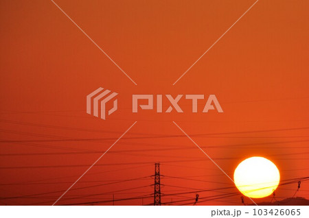 工場地帯の向こうの夕焼けの空と沈む夕日 工場地帯の向こうの夕焼けの空と沈む夕日 103426065