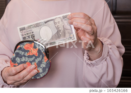 【がま口から10000円札を出す主婦】 【がま口から10000円札を出す主婦】 103426166