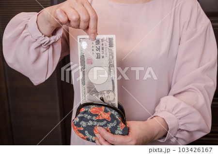 【がま口から10000円札を出す主婦】 【がま口から10000円札を出す主婦】 103426167
