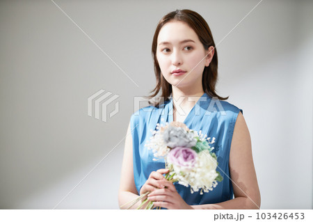 花束を持つ若い女性 花束を持つ若い女性 103426453