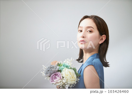 花束を持つ若い女性 103426460