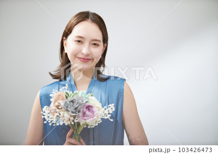 花束を持つ若い女性 花束を持つ若い女性 103426473