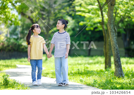 緑道を仲良く歩く子供たち 緑道を仲良く歩く子供たち 103426654
