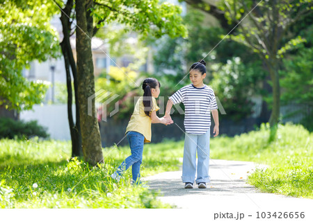 緑道を仲良く歩く子供たち 103426656