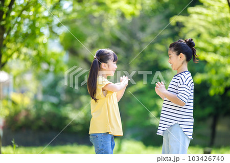 緑道を手をつなぐ子供たち 103426740