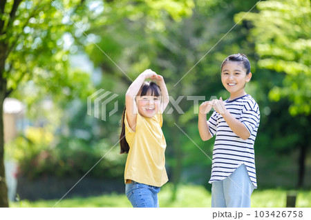 緑道を手をつなぐ子供たち 103426758