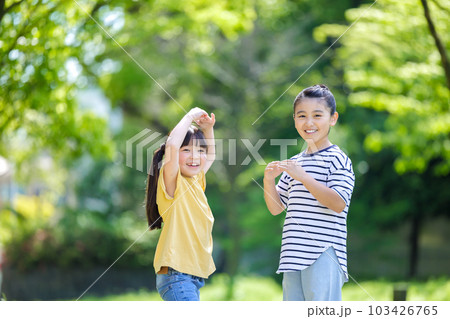 緑道を手をつなぐ子供たち 103426765