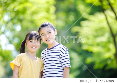 緑道を仲良く歩く子供たち 緑道を仲良く歩く子供たち 103426909