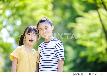 カメラ目線で笑顔の女の子たち 103426927