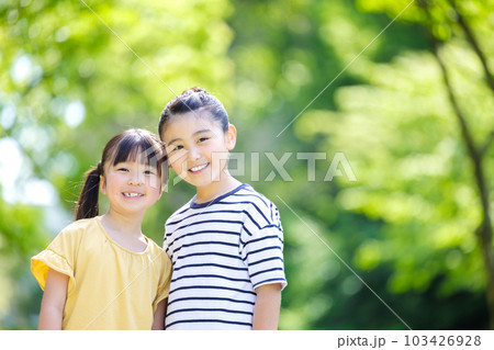 カメラ目線で笑顔の女の子たち 103426928