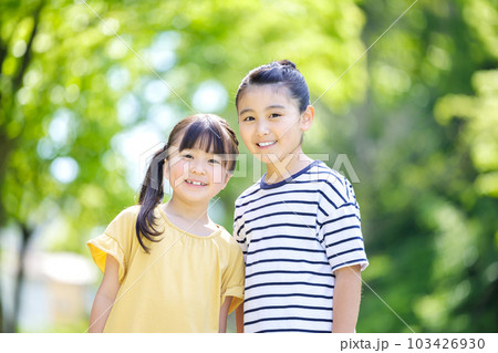 カメラ目線で笑顔の女の子たち 103426930