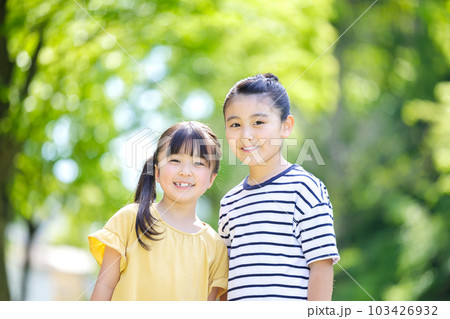 カメラ目線で笑顔の女の子たち カメラ目線で笑顔の女の子たち 103426932