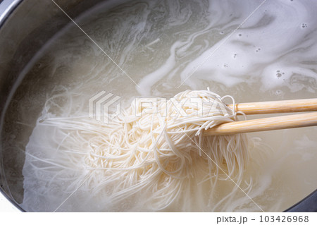 そうめんの麺を茹でる 103426968