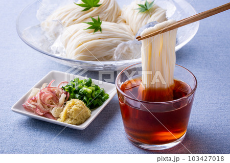 そうめんを麺つゆにつける 103427018