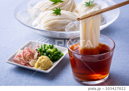 そうめんを麺つゆにつける そうめんを麺つゆにつける 103427022