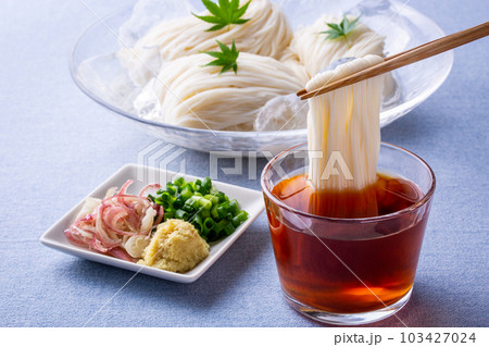 そうめんを麺つゆにつける そうめんを麺つゆにつける 103427024