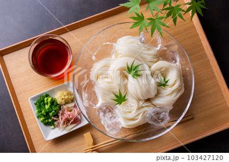 ガラスの器に盛った冷たいそうめん 103427120