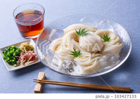 清涼感のあるガラスの器に盛ったそうめん 103427133