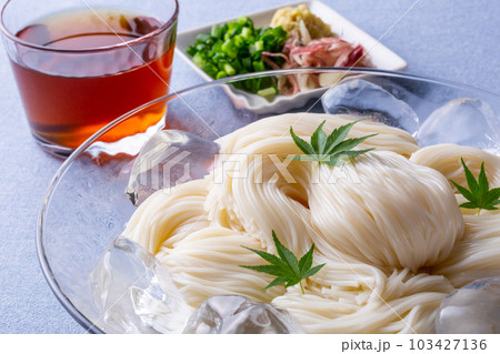 清涼感のあるガラスの器に盛ったそうめん 103427136