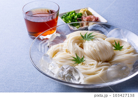 清涼感のあるガラスの器に盛ったそうめん 103427138