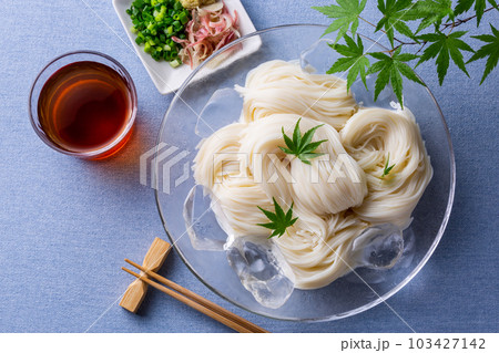 清涼感のあるガラスの器に盛ったそうめん 103427142