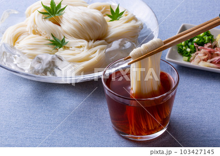 そうめんをめんつゆにつけて食べる 103427145