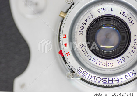 フィルムカメラのレンズ横にある接点切り替え フィルムカメラのレンズ横にある接点切り替え 103427541