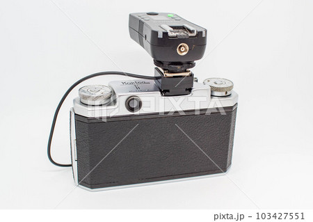 裏からフィルムカメラとワイヤレスレリーズ 裏からフィルムカメラとワイヤレスレリーズ 103427551