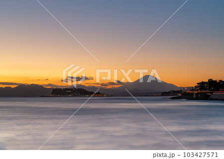 江ノ島と富士山の夕景 江ノ島と富士山の夕景 103427571