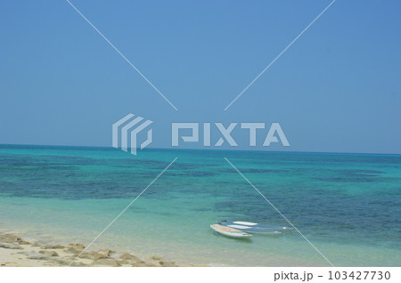 宮古島の青い海とSUPボード 103427730