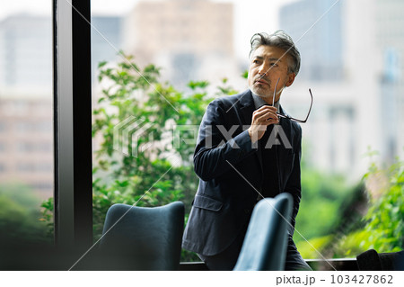 50代経営者ポートレート 50代経営者ポートレート 103427862