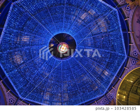 イタリアの都市ミラノにあるヴィットーリオ・エマヌエーレ2世のガッレリア(In Italy) 103428585