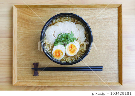 おうちでラーメン　鶏ハムとシソトッピング 103429181