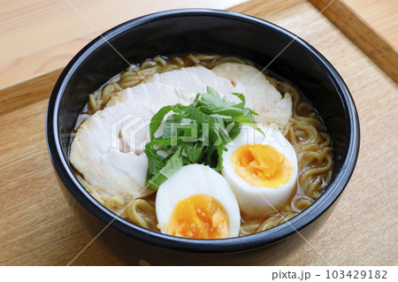 おうちでラーメン　鶏ハムとシソトッピング 103429182