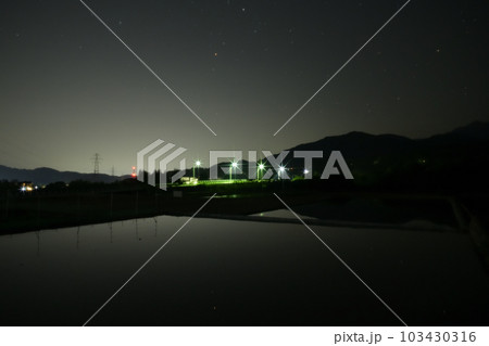 北杜市武川町、田植え待つさそり座映す水田 103430316