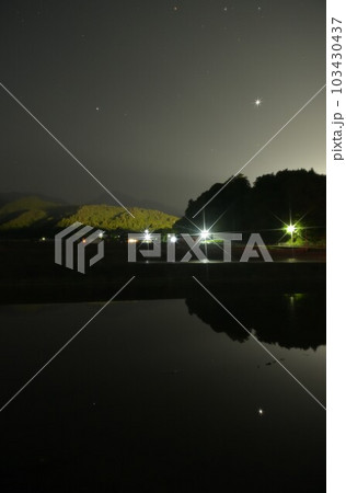 北杜市武川町、星影映す田んぼ、田植え待つ 103430437