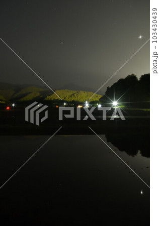 北杜市武川町、星影映す田んぼ、田植え待つ 103430439