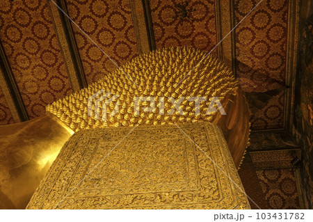 タイ　バンコク　ワット・ポーの涅槃像の後頭部 103431782