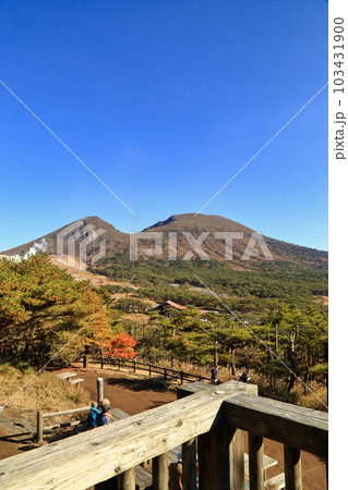 韓国岳展望所から望む秋のえびの高原 ( 韓国岳 硫黄山 方面 ) 103431900