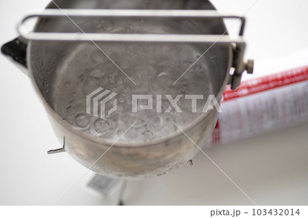 コンパクトガスバーナーでお湯を沸かす 103432014