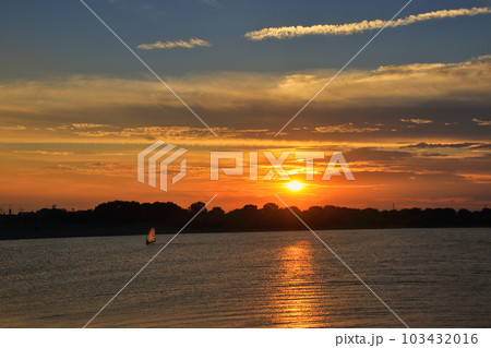 渡良瀬遊水地の谷中湖から望む日の入り 103432016