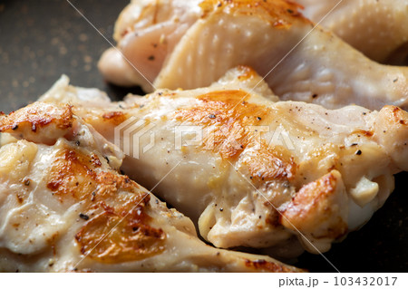 鶏肉(手羽元)をフライパンで焼く。(塩こしょう焼き) 103432017
