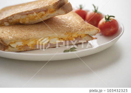 手軽に作れるハム玉子ホットサンド 103432325